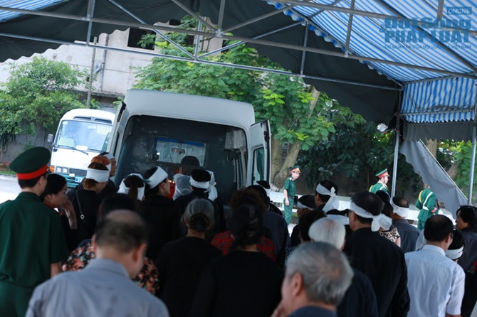 Chi Pu khóc nức nở trong lễ truy điệu bà ngoại 