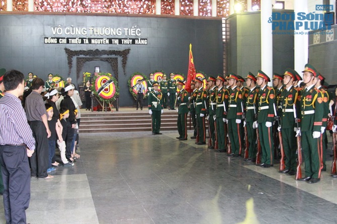 Chi Pu khóc nức nở trong lễ truy điệu bà ngoại 