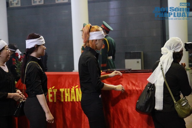 Chi Pu khóc nức nở trong lễ truy điệu bà ngoại 