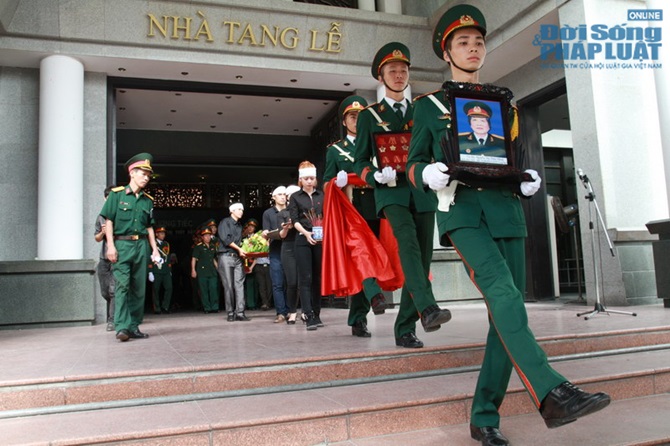 Chi Pu khóc nức nở trong lễ truy điệu bà ngoại 