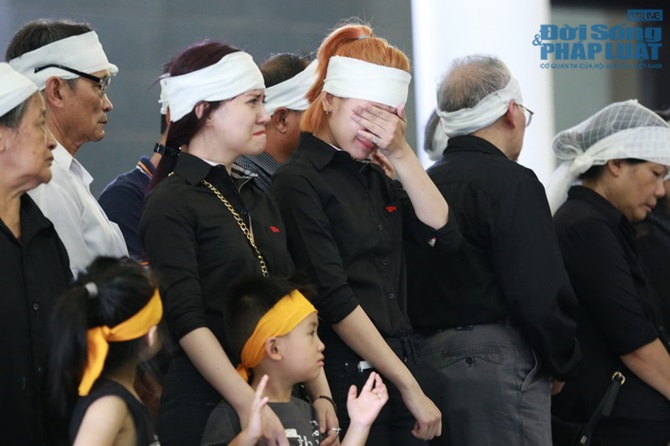 Chi Pu khóc nức nở trong lễ truy điệu bà ngoại 