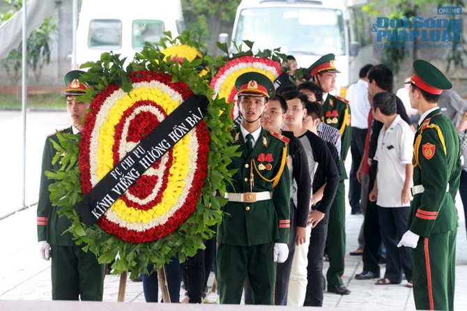 Chi Pu bỏ show diễn về chịu tang bà ngoại