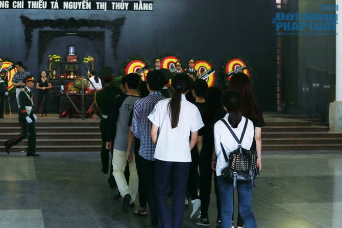 Chi Pu bỏ show diễn về chịu tang bà ngoại