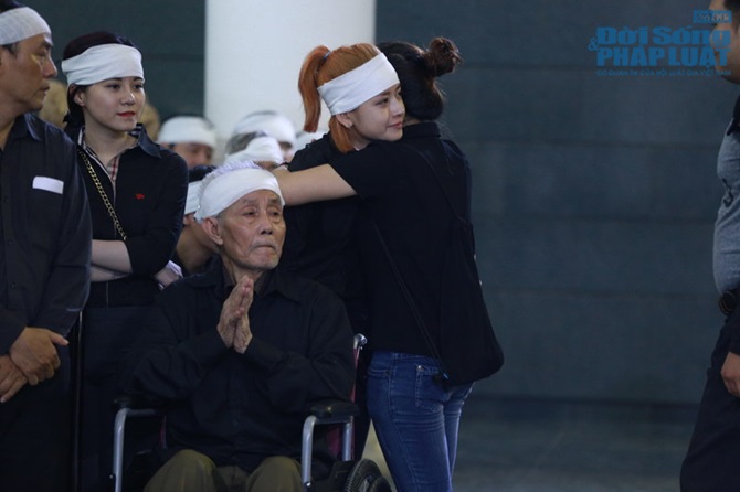 Chi Pu bỏ show diễn về chịu tang bà ngoại