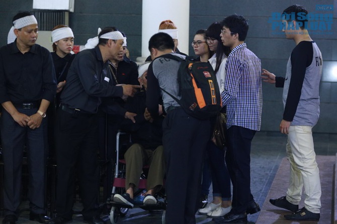 Chi Pu bỏ show diễn về chịu tang bà ngoại