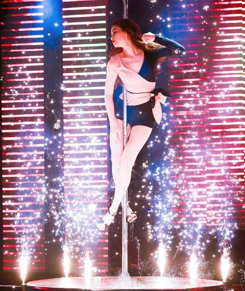 Clip: Hồ Ngọc Hà múa cột điệu nghệ khoe chân dài thẳng tắp