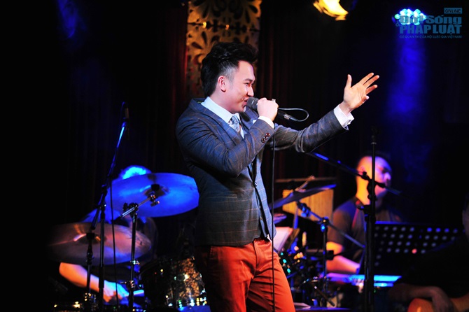 Dương Triệu Vũ giải thích tấm hình ghép “ôm cứng Mr Đàm”