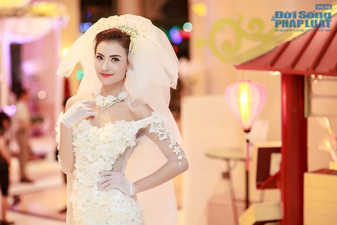 Hồng Quế làm cô dâu đúng ngày sinh nhật