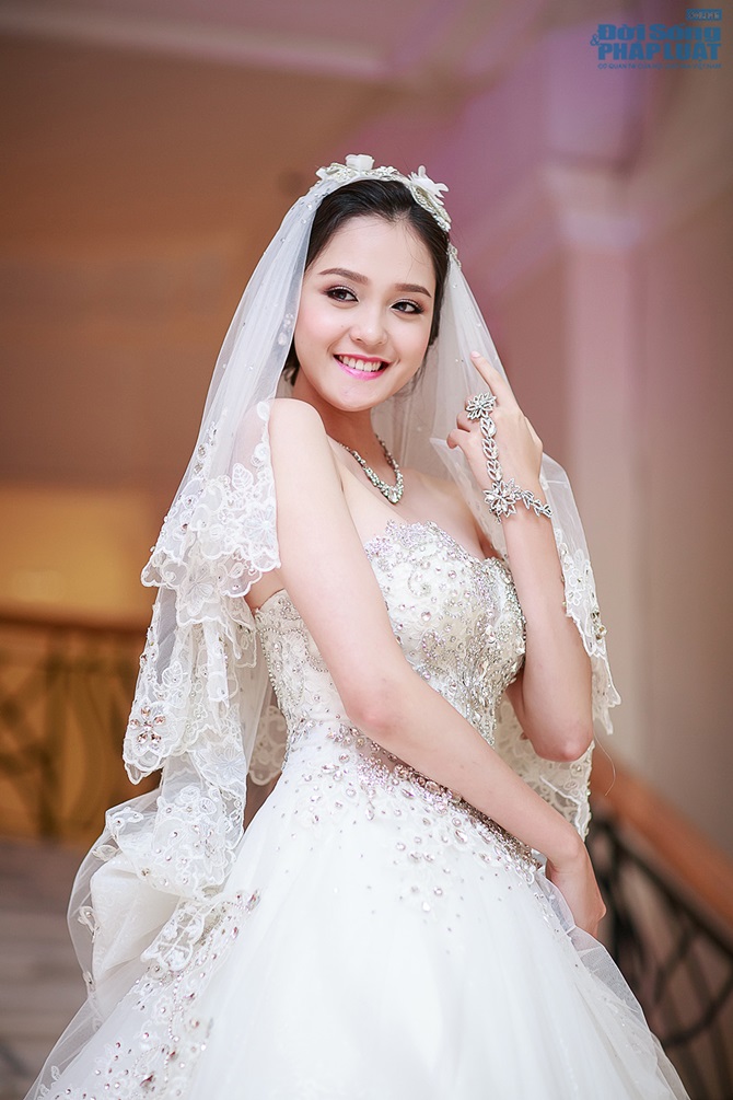 Hồng Quế làm cô dâu đúng ngày sinh nhật