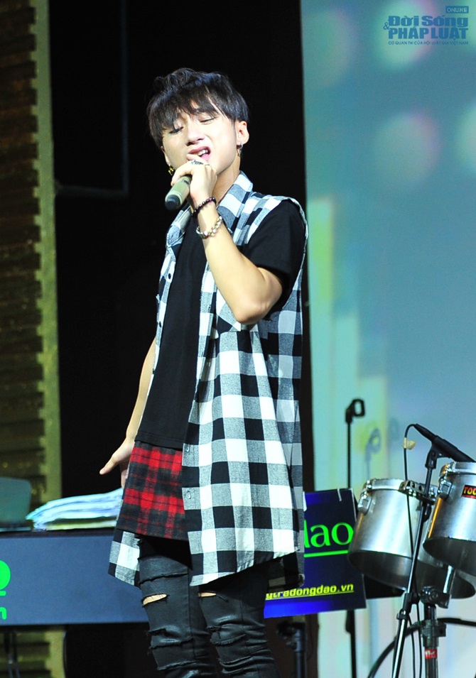 Fans Sơn Tùng M-TP “bao vây” phòng trà, quyết hôn thần tượng