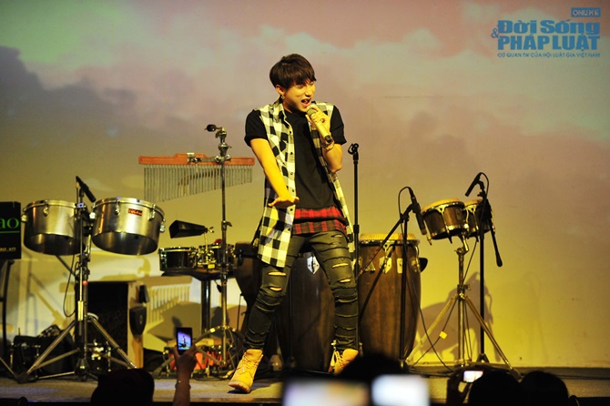 Fans Sơn Tùng M-TP “bao vây” phòng trà, quyết hôn thần tượng