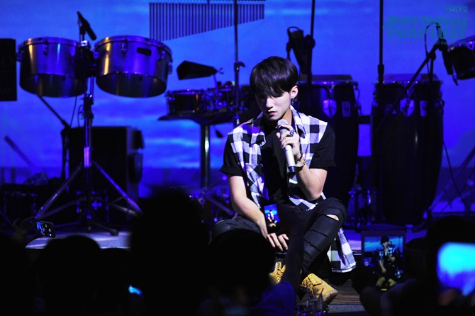 Fans Sơn Tùng M-TP “bao vây” phòng trà, quyết hôn thần tượng