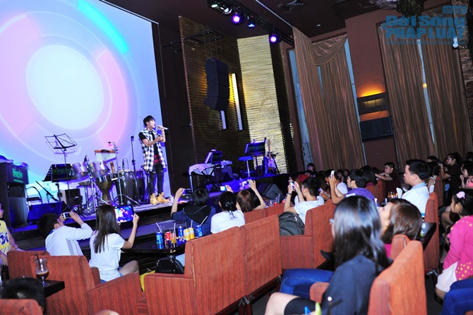 Fans Sơn Tùng M-TP “bao vây” phòng trà, quyết hôn thần tượng