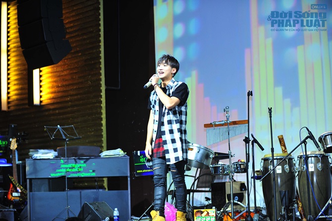 Fans Sơn Tùng M-TP “bao vây” phòng trà, quyết hôn thần tượng