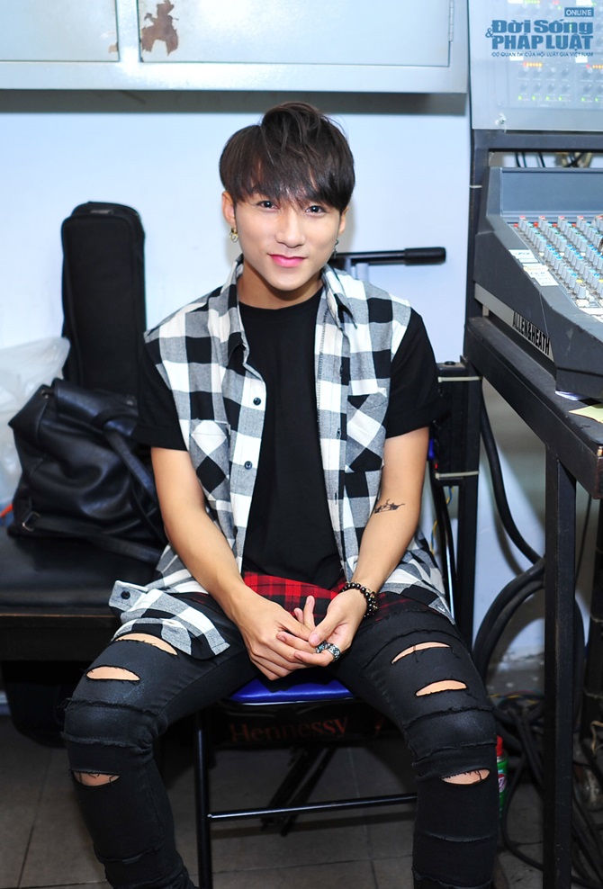 Fans Sơn Tùng M-TP “bao vây” phòng trà, quyết hôn thần tượng