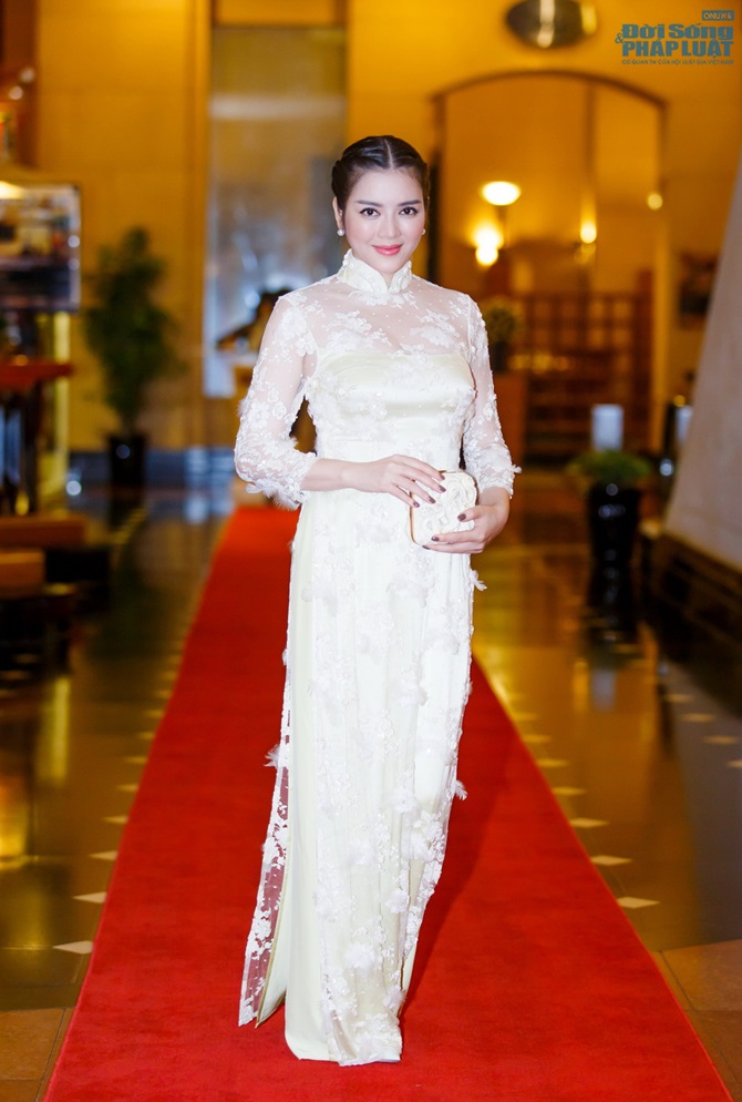 Lý Nhã Kỳ diện áo dài nền nã, sang trọng tại Hà Nội