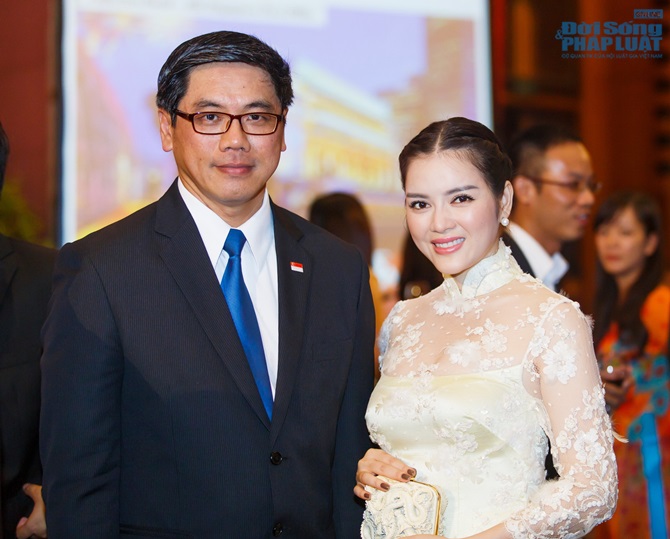 Lý Nhã Kỳ diện áo dài nền nã, sang trọng tại Hà Nội