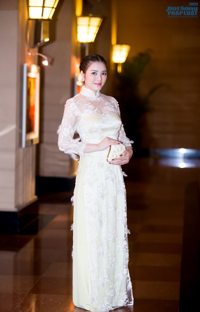 Lý Nhã Kỳ diện áo dài nền nã, sang trọng tại Hà Nội