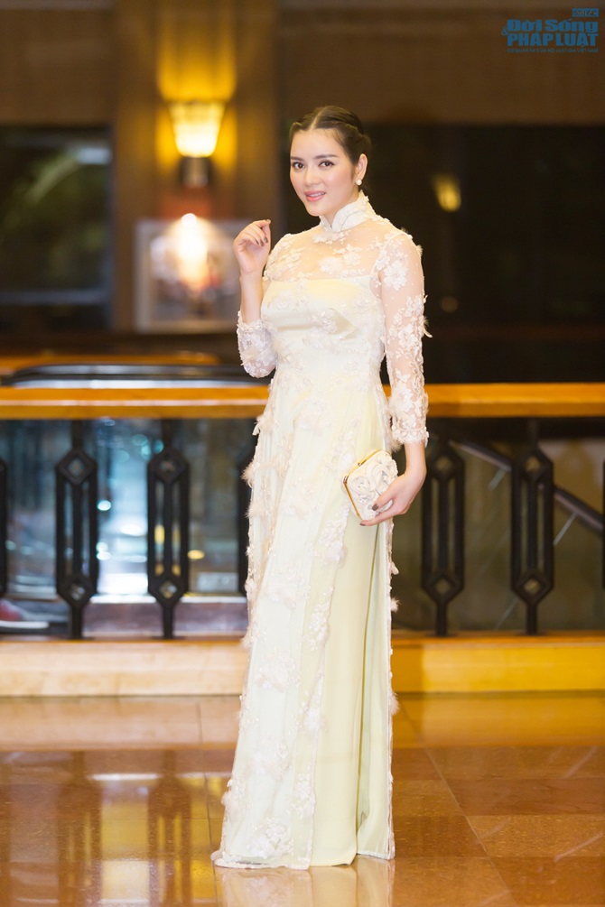 Lý Nhã Kỳ diện áo dài nền nã, sang trọng tại Hà Nội