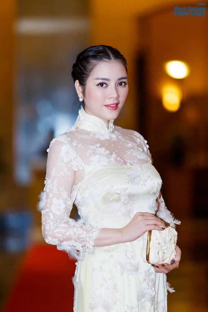 Lý Nhã Kỳ diện áo dài nền nã, sang trọng tại Hà Nội