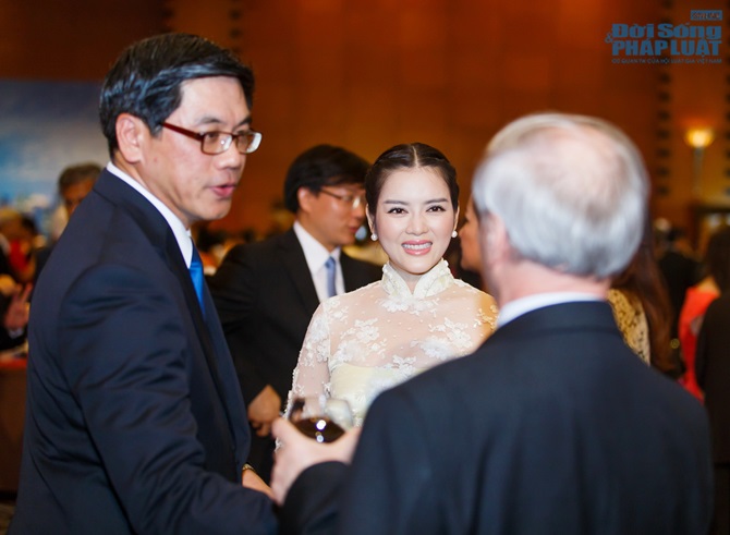 Lý Nhã Kỳ diện áo dài nền nã, sang trọng tại Hà Nội