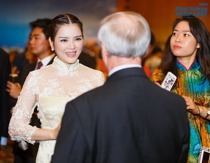 Lý Nhã Kỳ diện áo dài nền nã, sang trọng tại Hà Nội