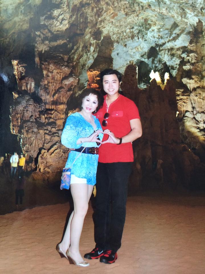 Vũ Hoàng Việt hôn người yêu U60 đắm đuối trong động Phong Nha