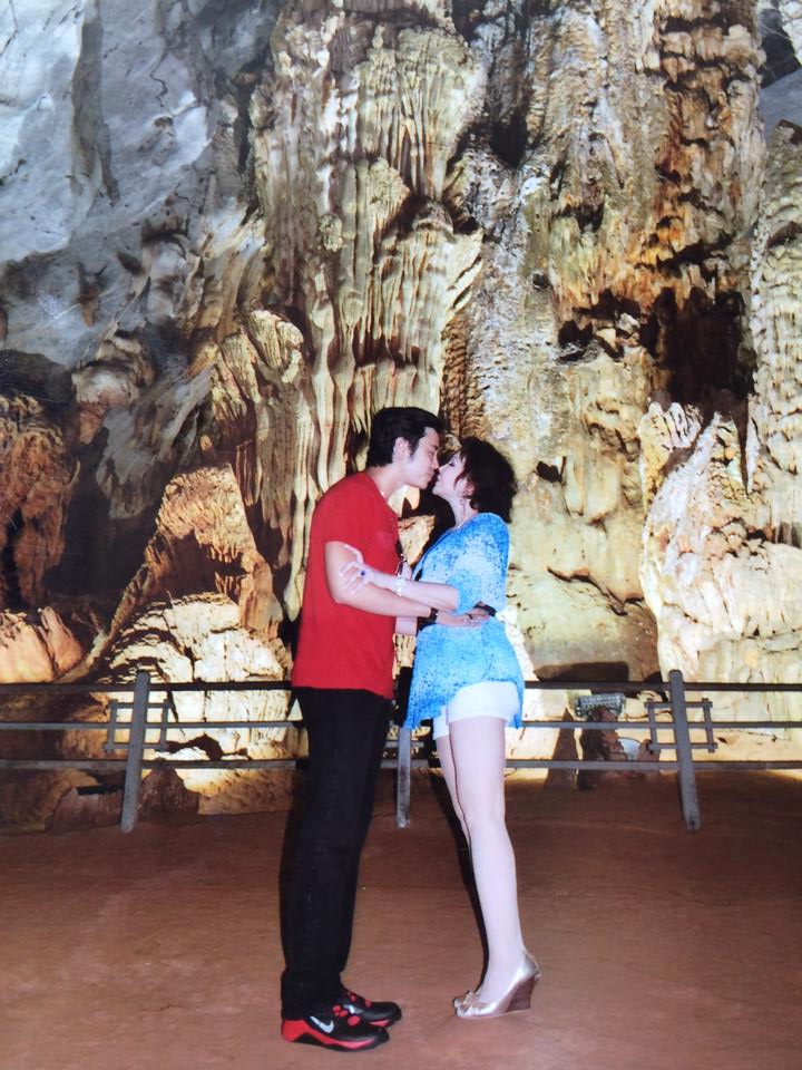 Vũ Hoàng Việt hôn người yêu U60 đắm đuối trong động Phong Nha