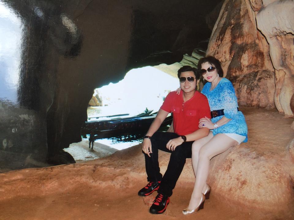 Vũ Hoàng Việt hôn người yêu U60 đắm đuối trong động Phong Nha