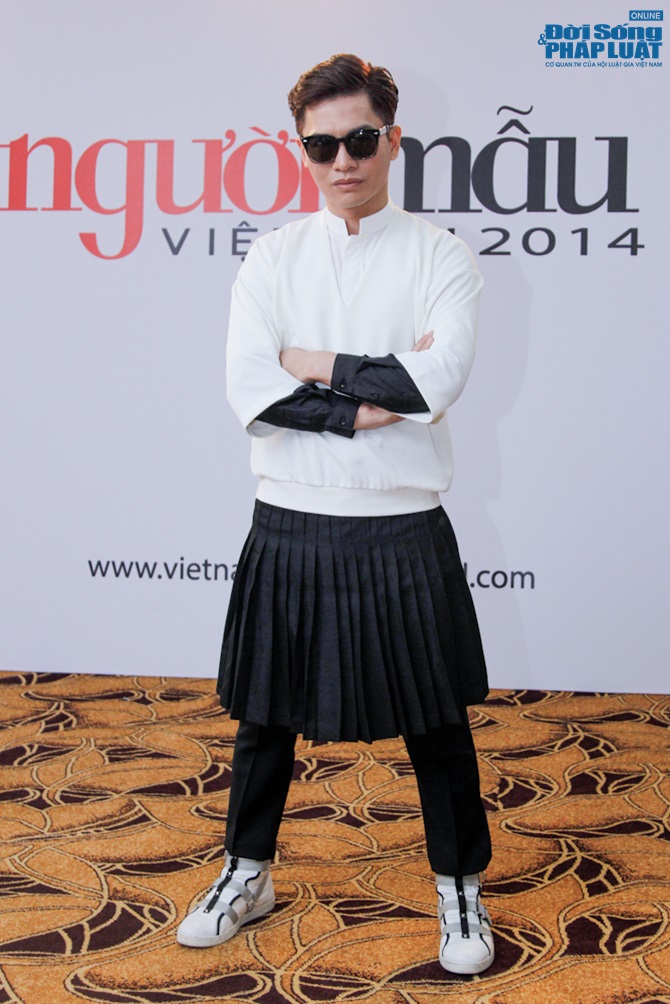 Nam Trung mặc váy xếp ly đi casting Vietnam's Next Top Model