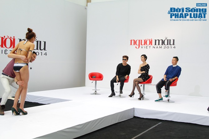 GK Adam Williams bế bổng thí sinh 1m81 ra khỏi sàn catwalk