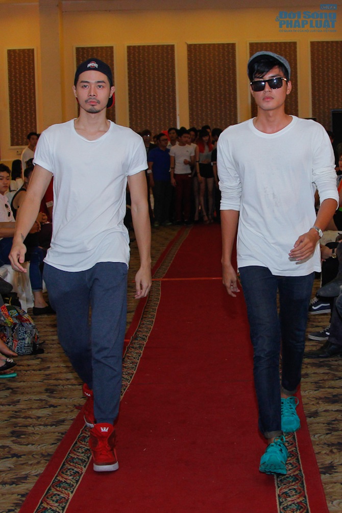 Quang Đại catwalk cùng thí sinh thi người mẫu nặng 100kg