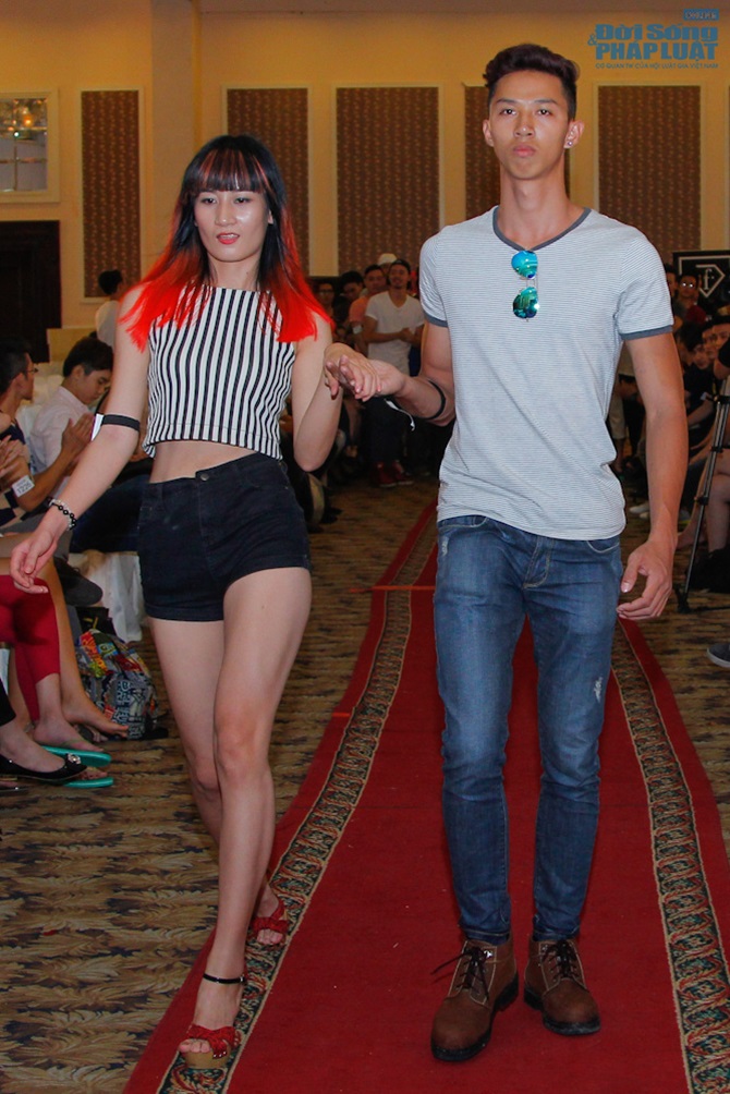 Quang Đại catwalk cùng thí sinh thi người mẫu nặng 100kg