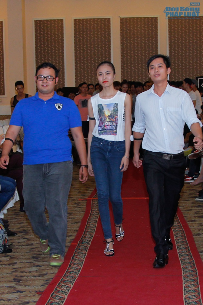 Quang Đại catwalk cùng thí sinh thi người mẫu nặng 100kg