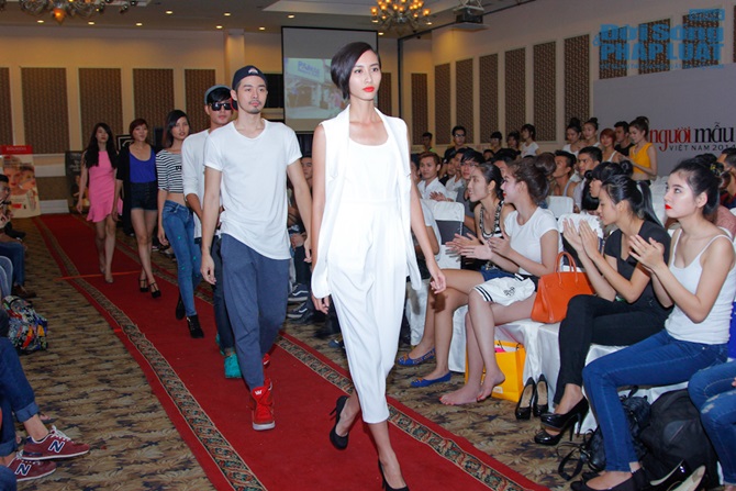 Quang Đại catwalk cùng thí sinh thi người mẫu nặng 100kg