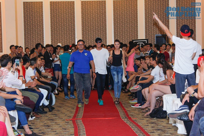 Quang Đại catwalk cùng thí sinh thi người mẫu nặng 100kg