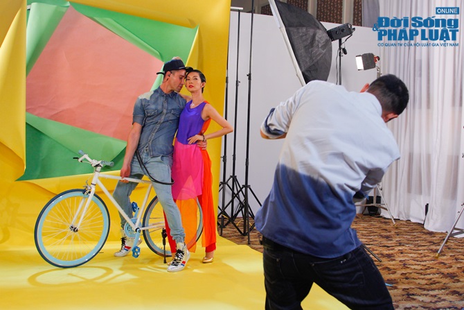 Giám khảo Adam Williams và Xuân Lan đạp xe chụp hình