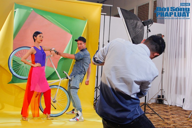 Giám khảo Adam Williams và Xuân Lan đạp xe chụp hình