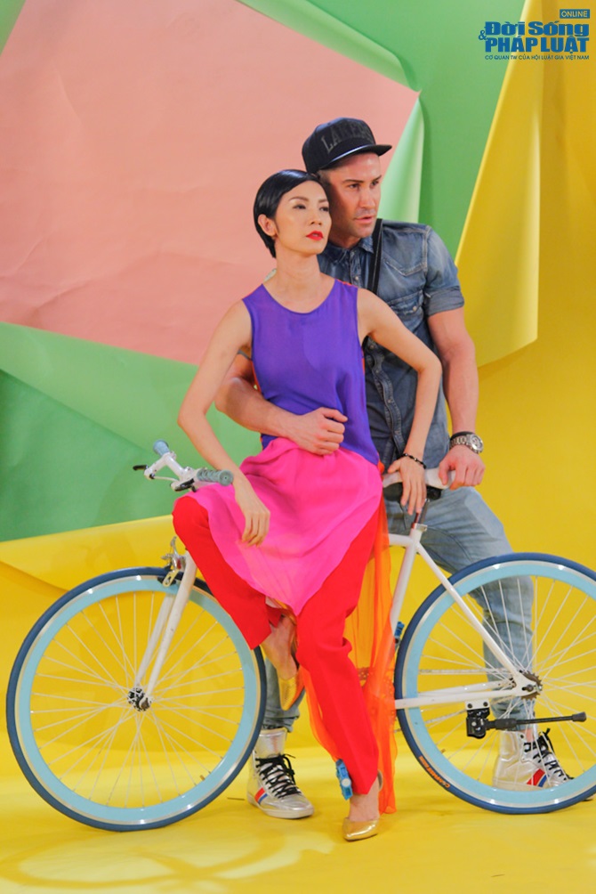 Giám khảo Adam Williams và Xuân Lan đạp xe chụp hình