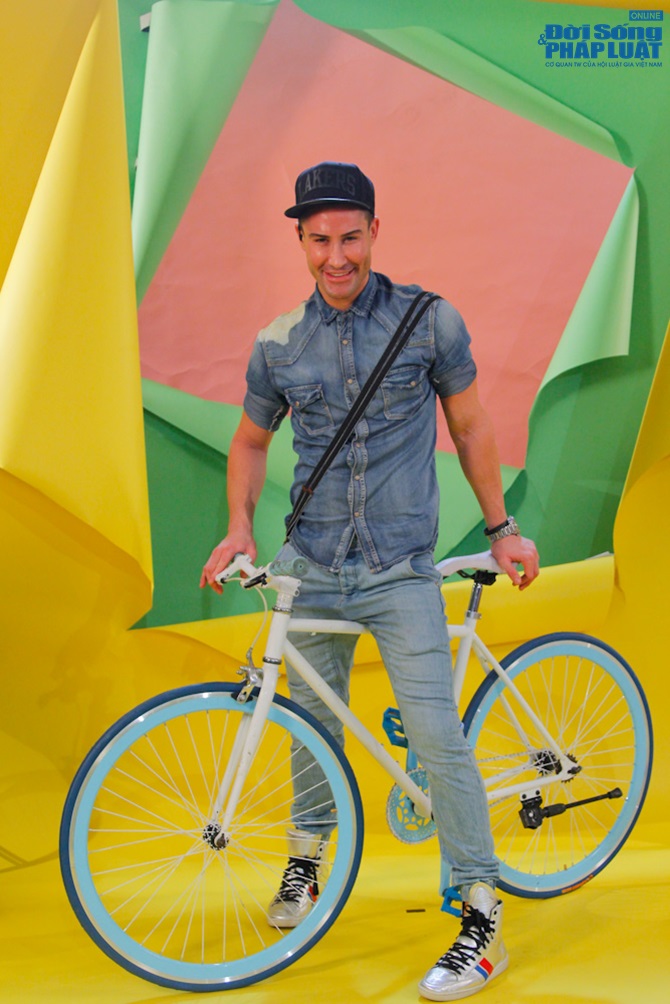 Giám khảo Adam Williams và Xuân Lan đạp xe chụp hình