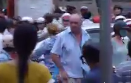 Ông Tây đánh người trên phố bồi thường hơn 60 triệu đồng Ông Tây đánh người trên phố bồi thường hơn 60 triệu đồng