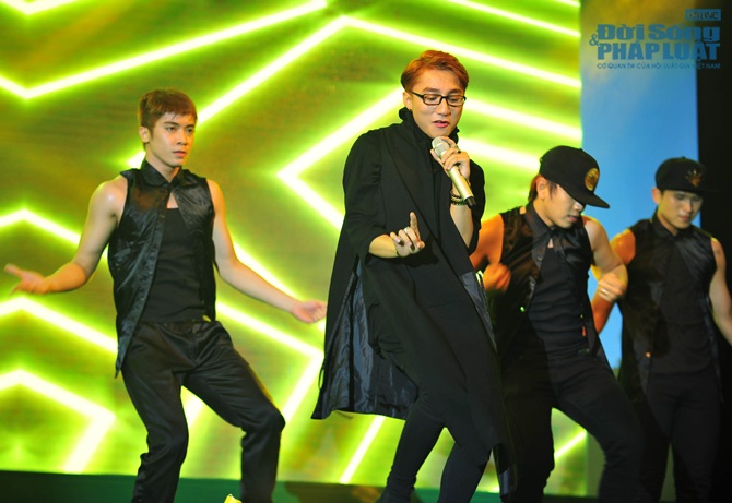 Sơn Tùng M-TP bĩu môi khiến 10 ngàn fan 