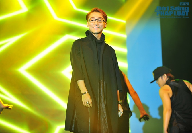 Sơn Tùng M-TP bĩu môi khiến 10 ngàn fan 