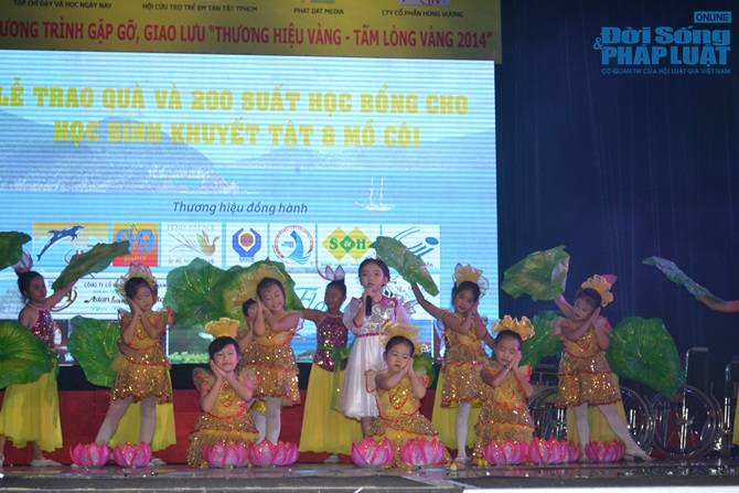 Cô bé 7 tuổi hát ca cổ thật hay