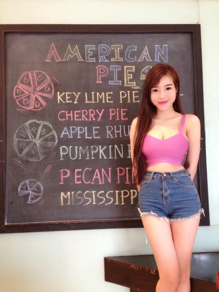 Elly Trần khoe dáng đồng hồ cát với short jean, croptop