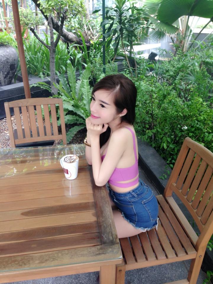 Elly Trần khoe dáng đồng hồ cát với short jean, croptop