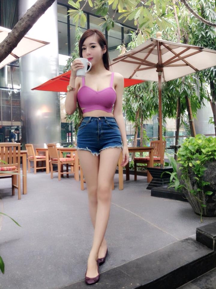 Elly Trần khoe dáng đồng hồ cát với short jean, croptop
