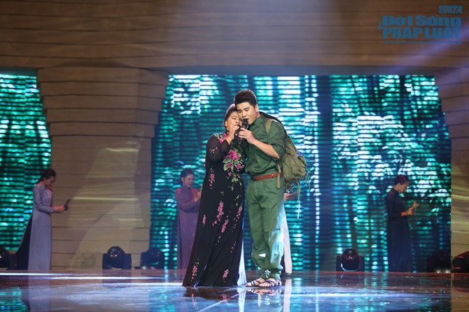 Thanh Hoa đầy cảm xúc song ca cùng con trai