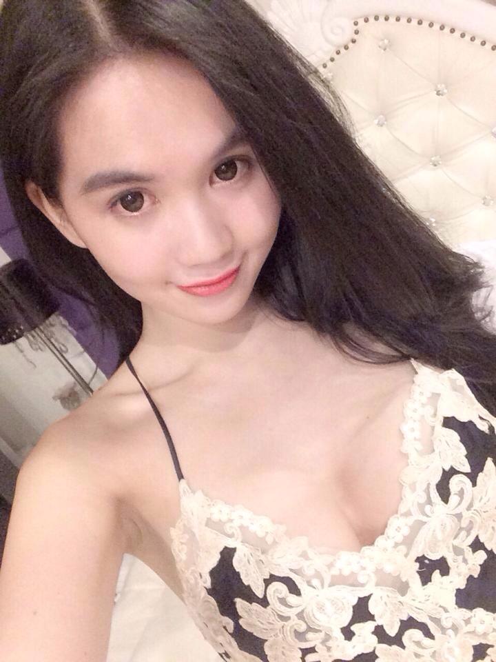 Ngọc Trinh diện váy ngủ lấp ló vòng 1