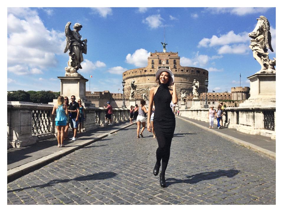 Ngọc Trinh diện váy ngủ lấp ló vòng 1